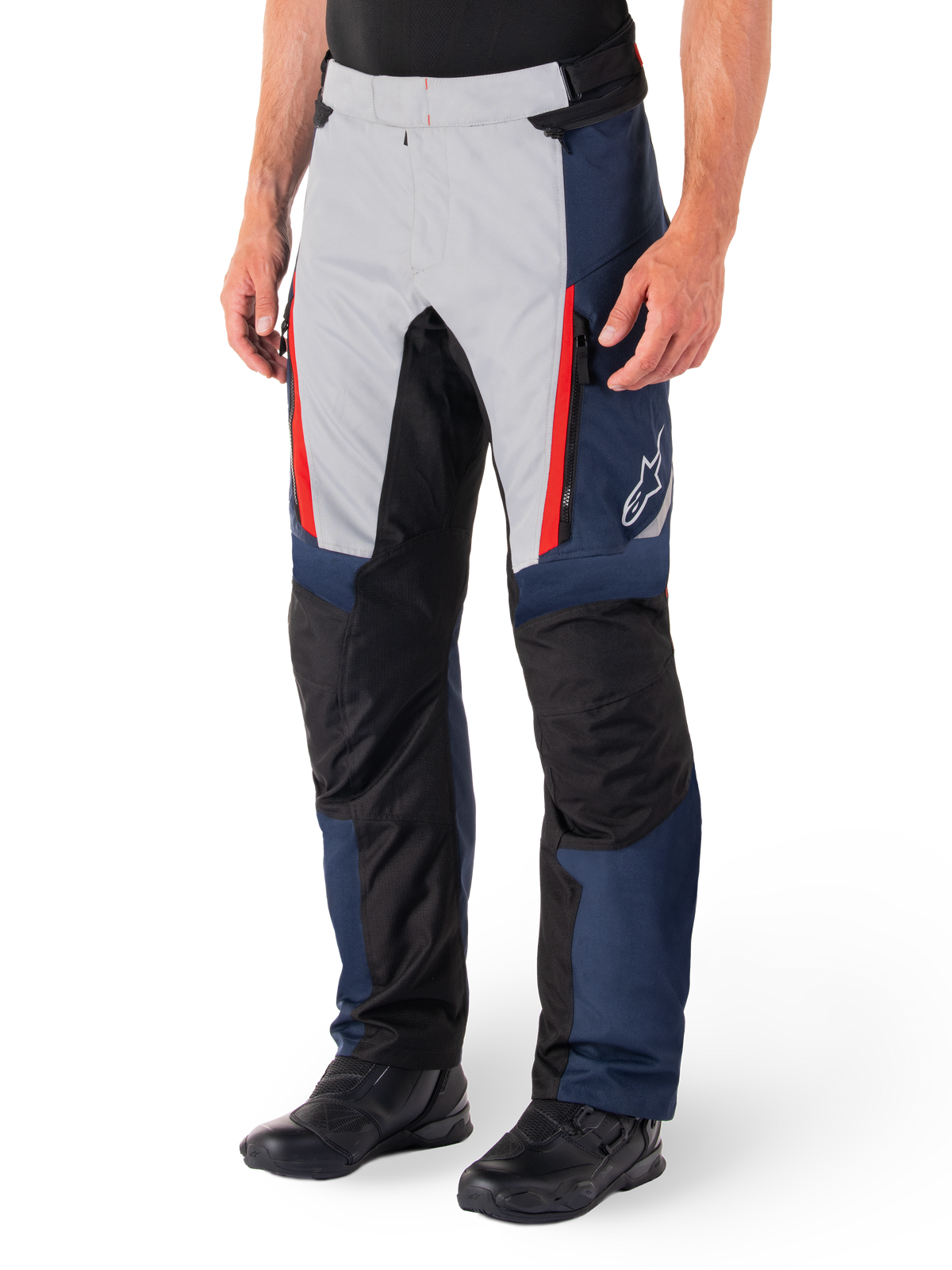 Alpinestars St-1 Waterproof bukser, motorcykel touringbukser, mørkeblå, sort og klar rød, med lysegrå frontpaneler med røde lynlåsdetaljer, sorte forstærkede knæsektioner og et hvidt Alpinestars-logo på siden, båret med sorte motorcykelstøvler.