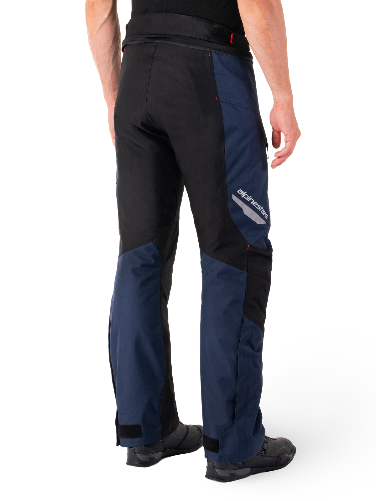Alpinestars St-1 Vandtætte bukser, mørkeblå, sort og lys rød, set bagfra viser sorte kontrastpaneler, reflekterende Alpinestars-logo på siden af låret og ergonomisk pasform til motorcykel-touring