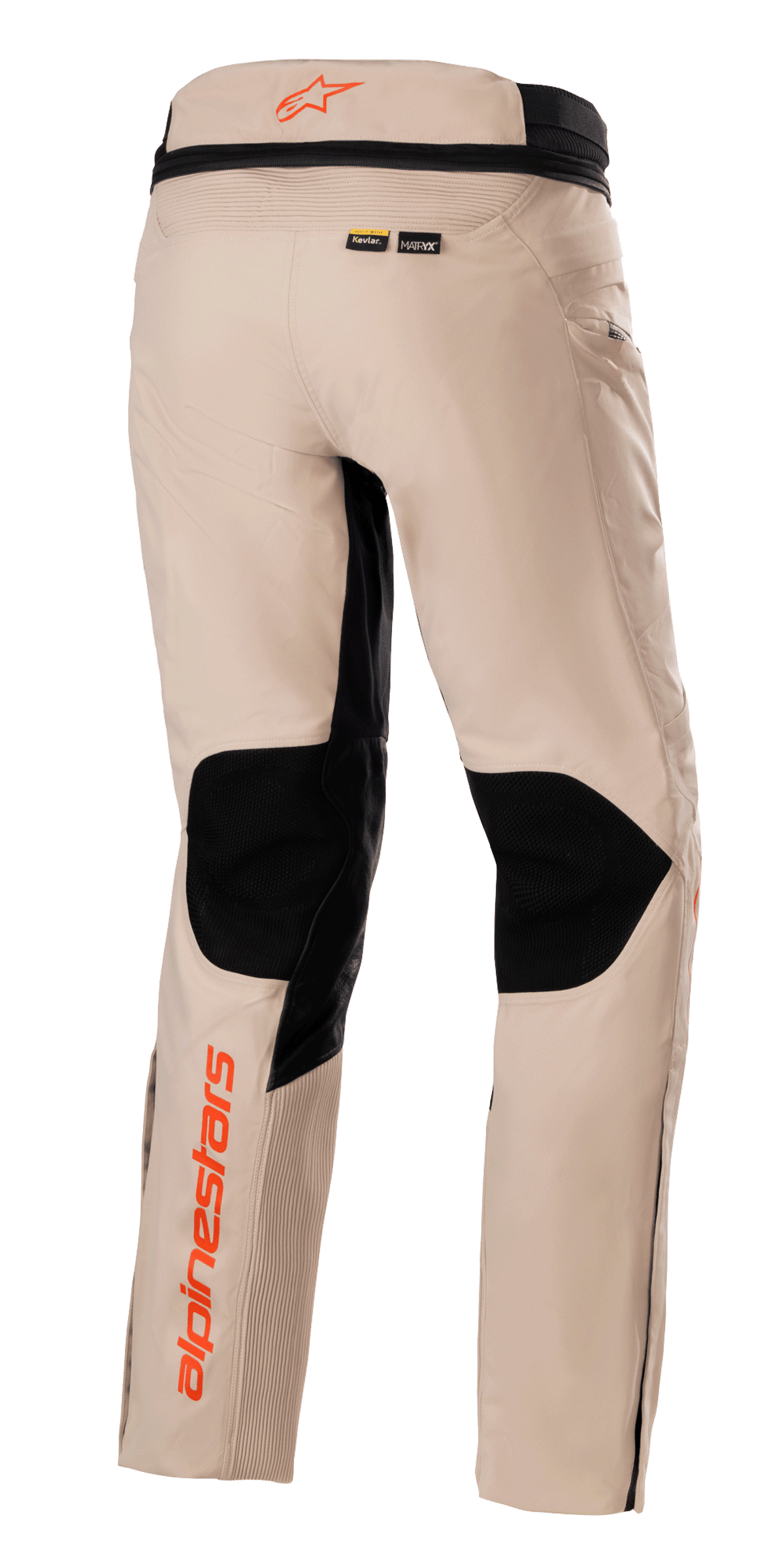Alpinestars AMT-10R Drystar® XF bukser, adventure touring-bukser, lys brun, set bagfra med store sorte mesh-paneler bag på knæene, orange Alpinestars-logoer på linningen og underbenet samt Kevlar- og MATRYX-materialebranding.