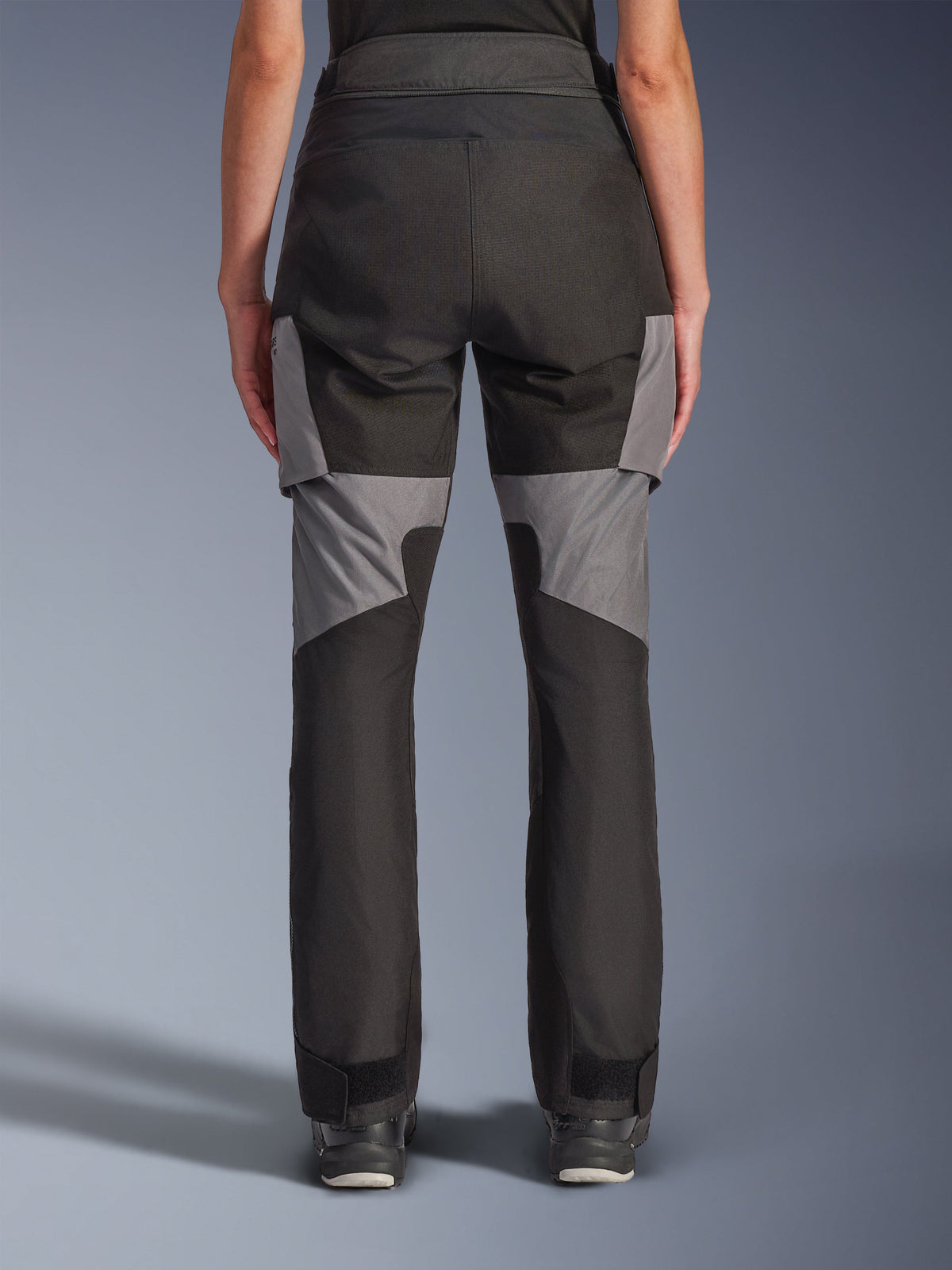 Alpinestars Stella Andes V4 Drystar® bukser, motorcykelbukser til kvinder, sort og mørkegrå, set bagfra med holdbar tekstilkonstruktion, grå paneler på lår og underben, designet til eventyr- og landevejskørsel