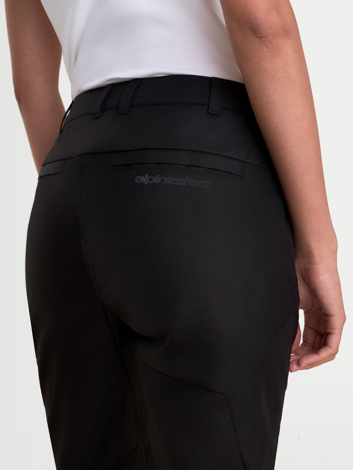 Alpinestars Stella C 1 Waterproof bukser, dame-motorcykelbukser i sort set bagfra, med bæltestropper, overlap-baglommer og diskret Alpinestars-branding