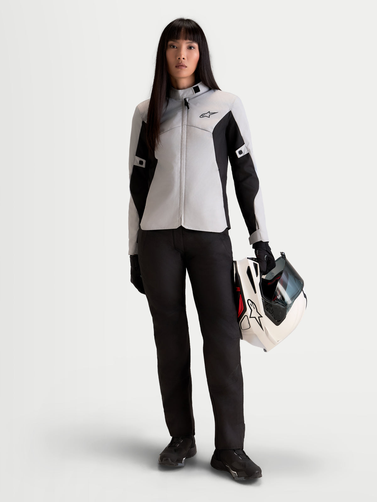 Alpinestars Stella C 1 Waterproof bukser, sorte dame-motorcykelbukser til urban kørsel, frontvisning af model iført matchende jakke og med en hjelm