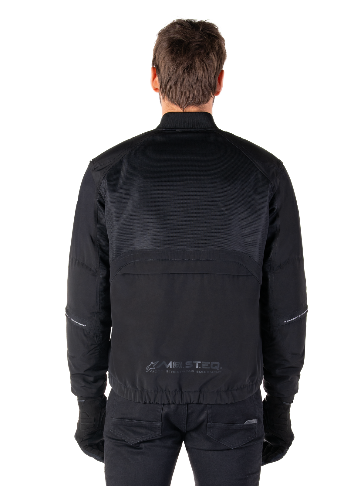 Alpinestars Mootant Vandtæt Parka, sort motorcykeljakke, set bagfra viser mesh-overdel for luftgennemstrømning og MO.ST.EQ. reflekterende logo nederst på ryggen, modulært 4-sæsoners udstyr