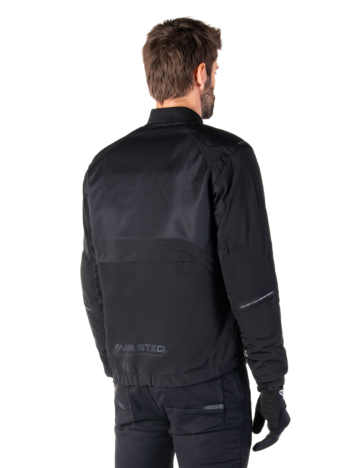 Alpinestars Mootant Vandtæt Parka, sort motorcykeljakke, set bagfra, med mesh-paneler foroven og MO.ST.EQ. Moto Streetwear Equipment-branding, urbant moderne design til vejkørsel