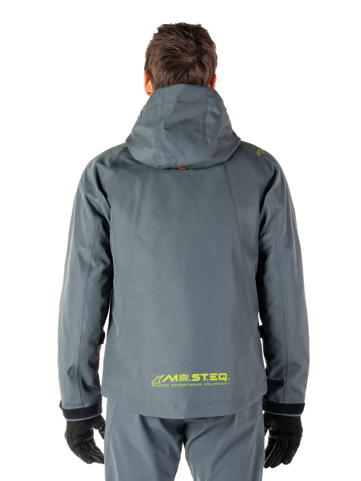Alpinestars Morush vandtæt parka, motorcykeljakke, Urban Gray, set bagfra viser hættedesign og gult MO.ST.EQ.-logo på den nederste del af ryggen, moderne urbant streetwear-inspireret motorcykeludstyr