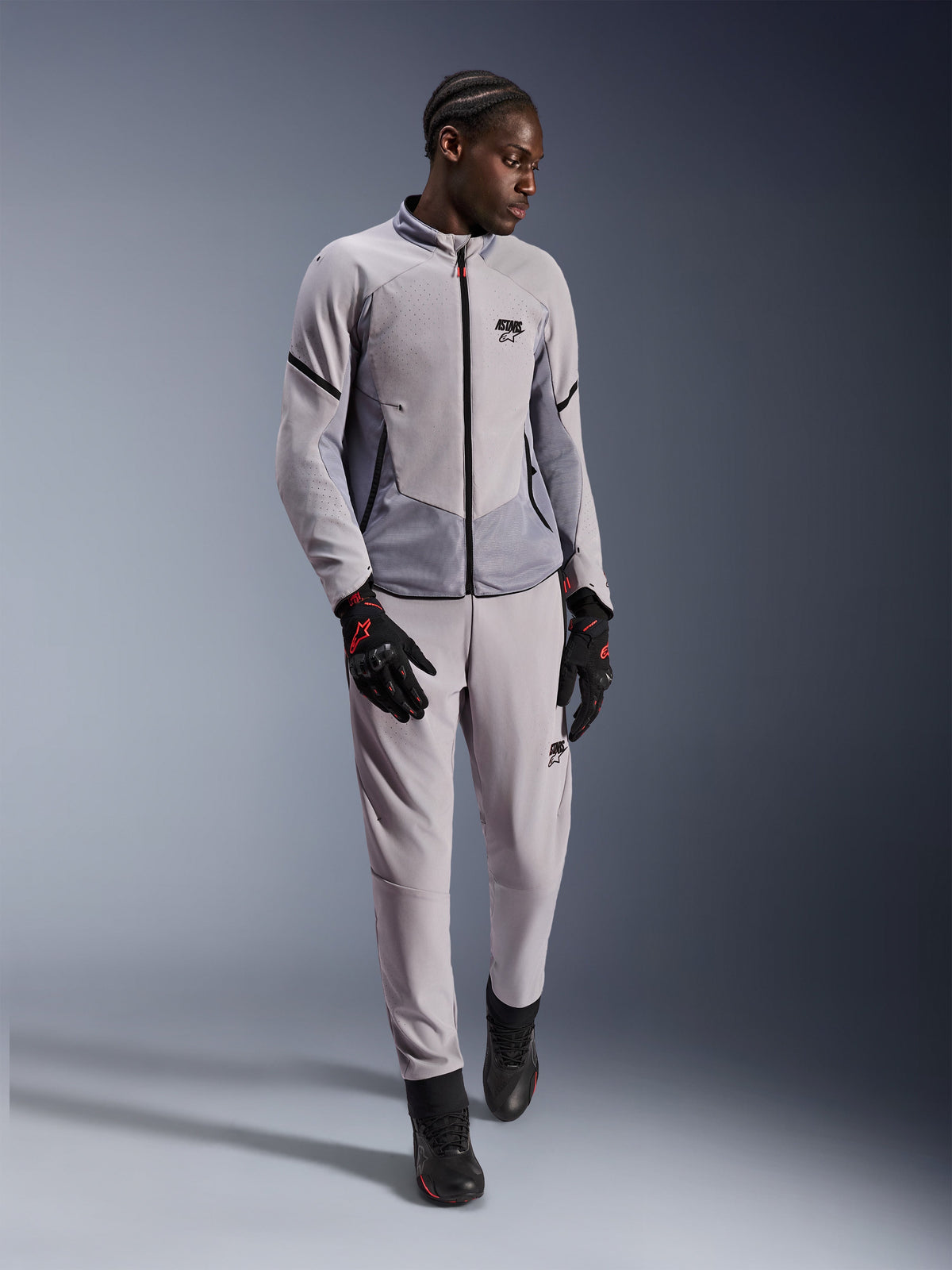 Alpinestars Aeroshell Airflow jakke, Mid Gray Anthracite, tekstil motorcykeljakke med laserperforeringer og mesh-paneler, bæres med matchende bukser og sort køreudstyr, letvægts og sportsligt design til kørsel i varmt vejr
