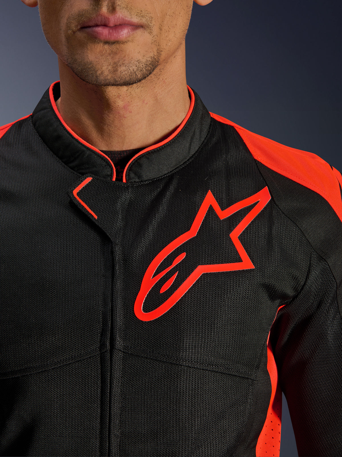 Alpinestars Viper Air V4-jakke i Red Fluo Black, nærbillede af bryst og krave, med sort tech mesh-konstruktion, et markant rødt Alpinestars-logo og klare røde detaljer på skuldrene