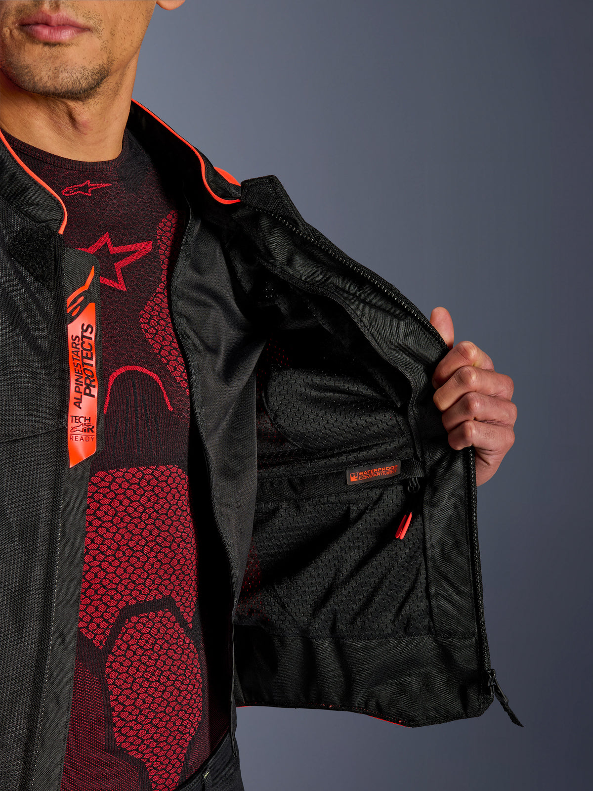 Alpinestars Viper Air V4-jakke, detalje af indersiden, der viser det vandtætte indvendige rum og åndbar tech mesh-foring, Red Fluo og sorte detaljer med Tech-Air Ready-branding