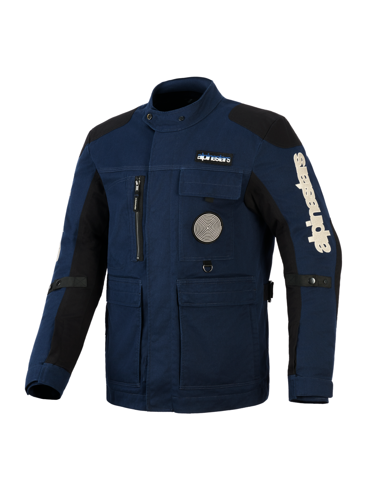 Alpinestars Dice-jakke, motorcykeljakke i urban feltstil, mørkeblå med sorte skulder- og armpaneler, med flere funktionelle lommer, lodret brystlomme med lynlås og en cirkulær spiralgrafik, stort hvidt Alpinestars-logo på ærmet, holdbar vandafvisende tekstilkonstruktion
