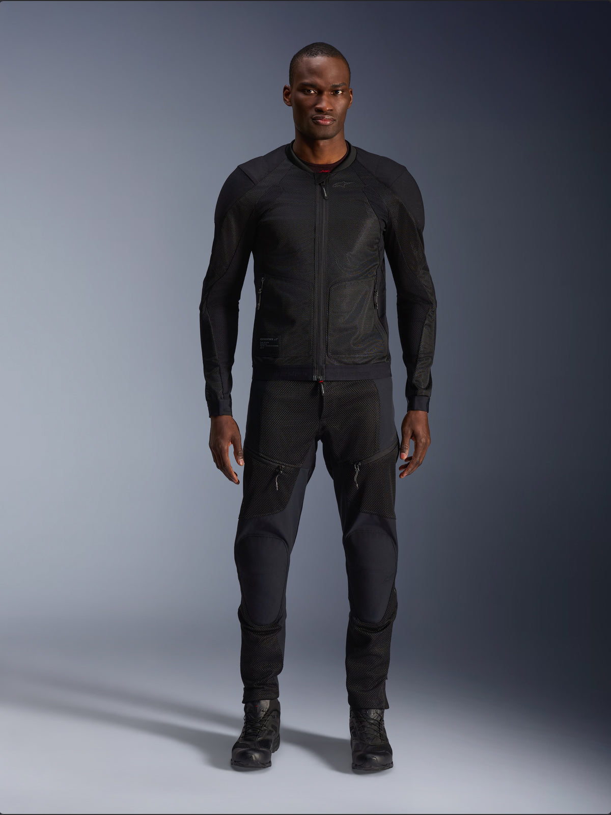 Alpinestars Troop-Air Jakke, sort herre-motorcykeljakke i teknisk 2D-mesh til urban kørsel, vist på model.
