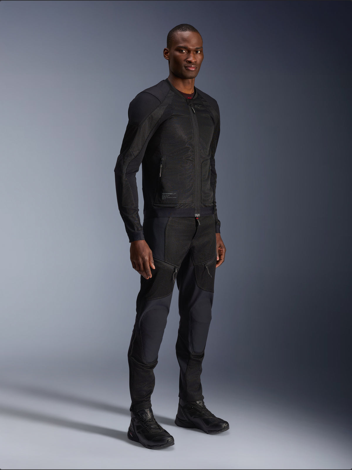 Alpinestars Troop-Air jakke, åndbar herre-motorcykeljakke til urban kørsel, sort mesh, CE-beskyttelse, vist på model.