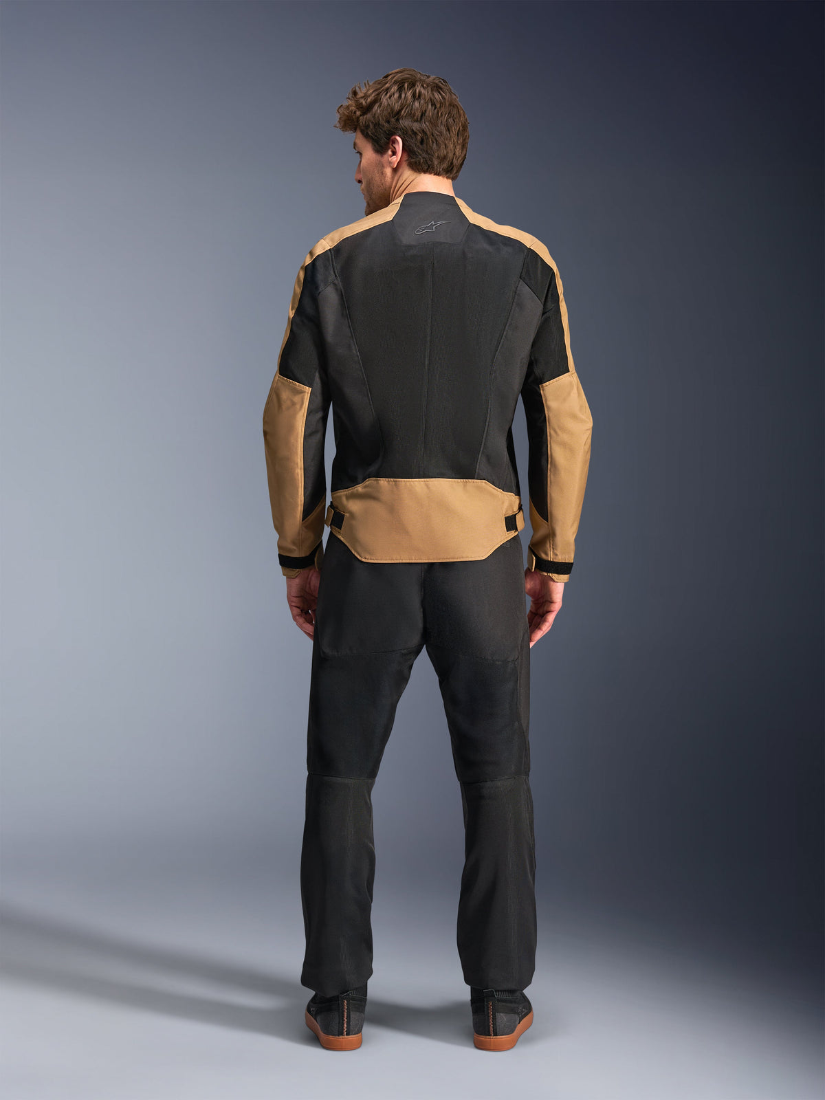 Alpinestars C-1 Air Jakke, urban motorcykeljakke til herre, sand og sort tekstil med mesh-paneler, set bagfra.