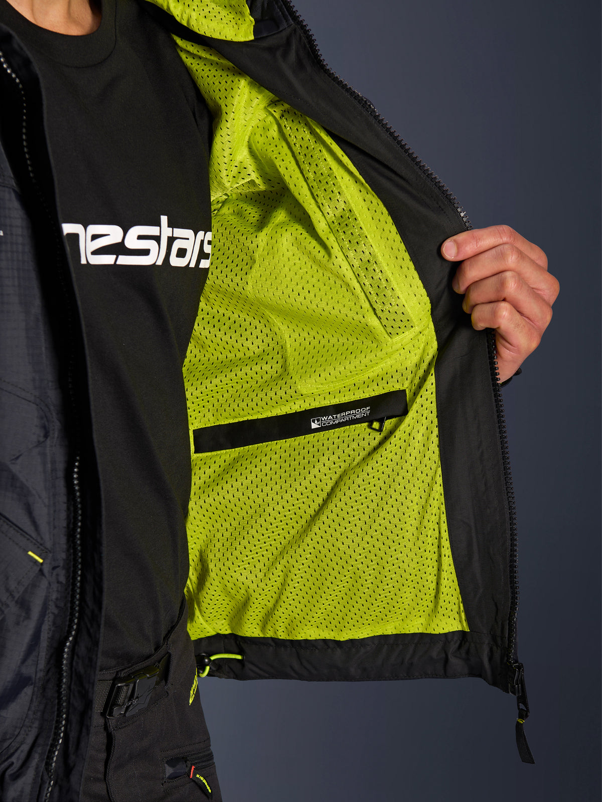 Alpinestars Mogress Air Jakke, sort urban motorcykeljakke med lime punch mesh-foring og vandtæt inderlomme.