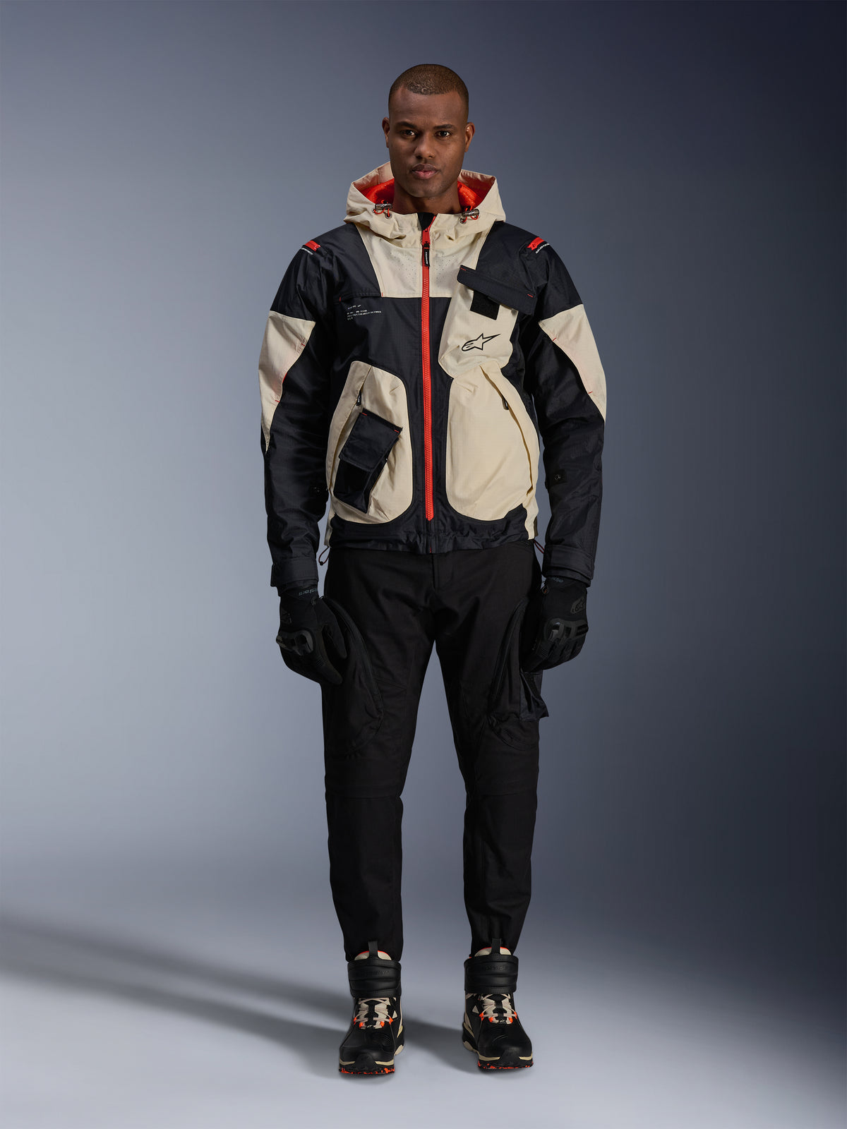 Alpinestars Mogress Air herre-motorcykeljakke i tekstil, sort og almond med orange detaljer.