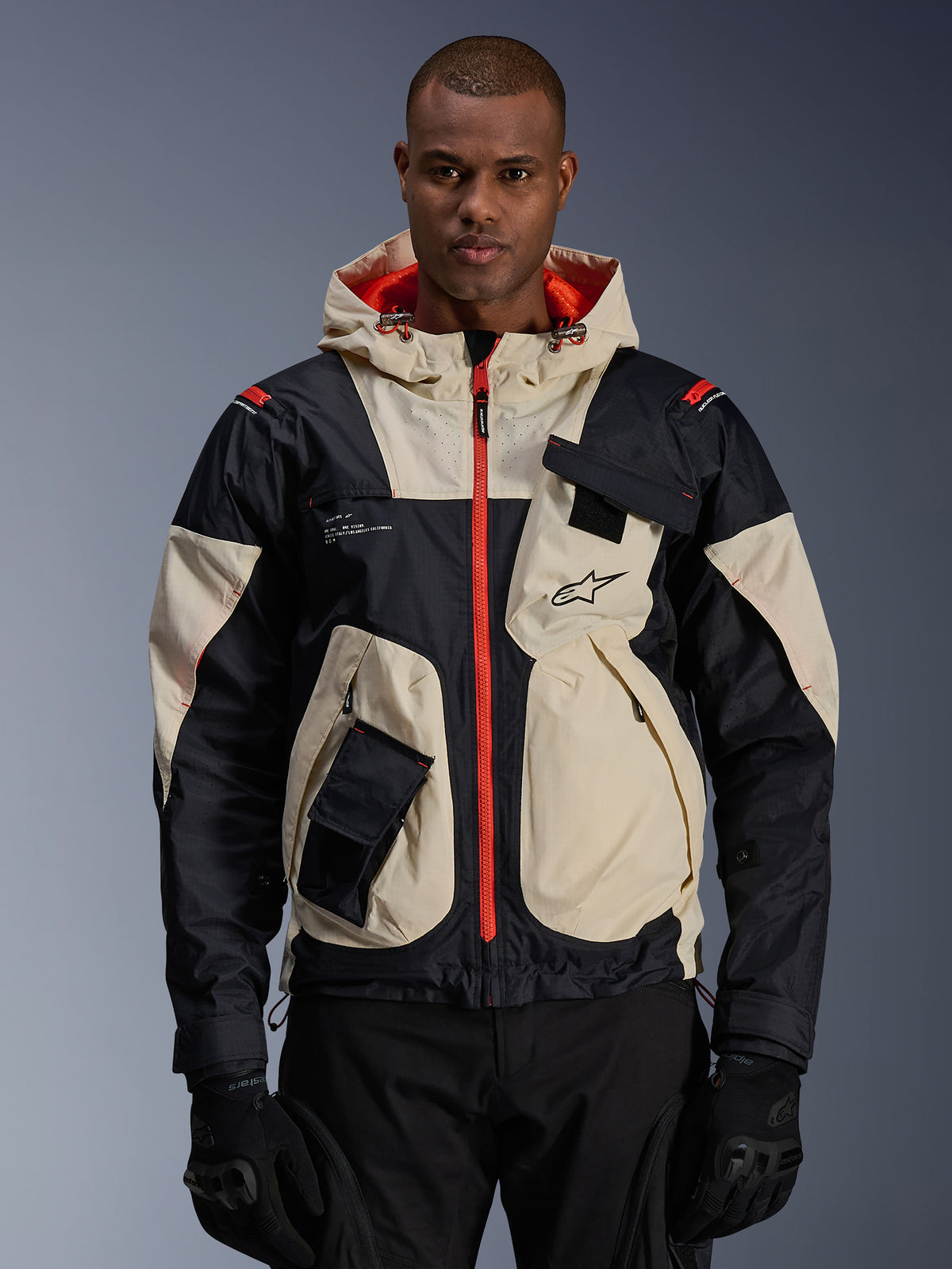 Alpinestars Mogress Air jakke, urban herre-motorcykeljakke i sort og almond tekstil med orange lynlåse.