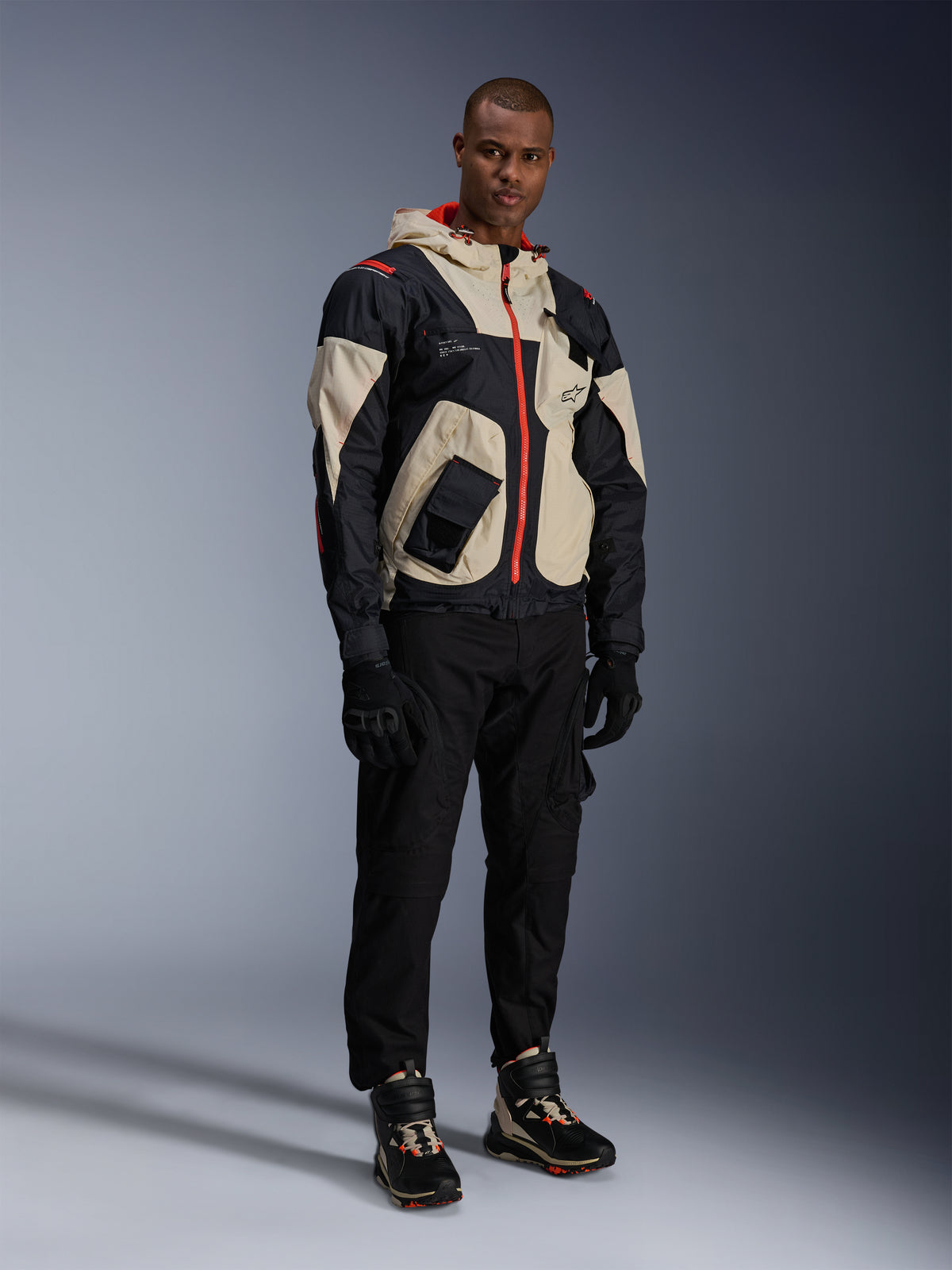 Alpinestars Mogress Air jakke, urban herre-motorcykeljakke i sort, almond og orange med funktionelt utility-design.