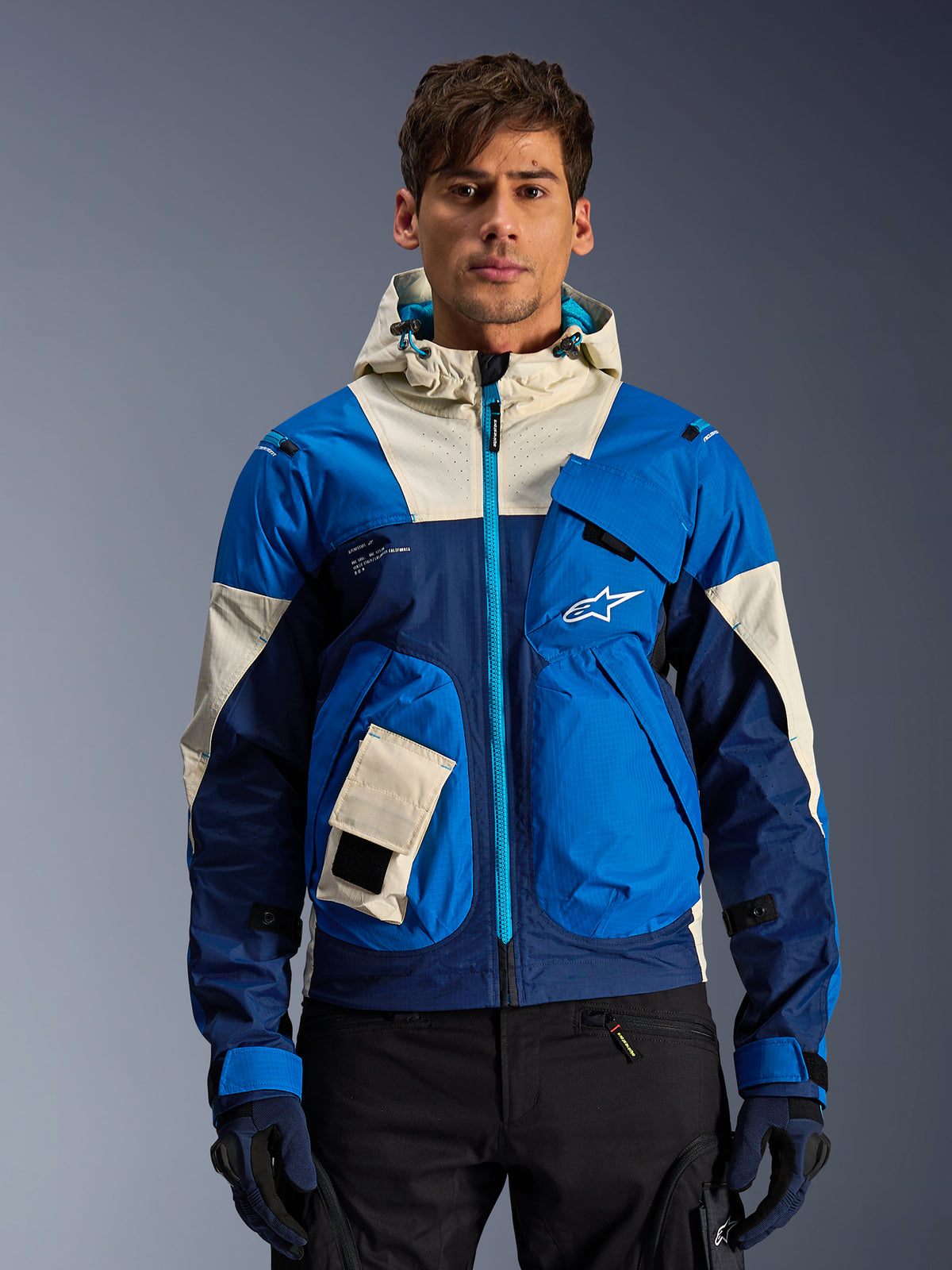 Alpinestars Mogress Air Jakke, urban herremotorcykeljakke i blå og almond med ventileret hætte.