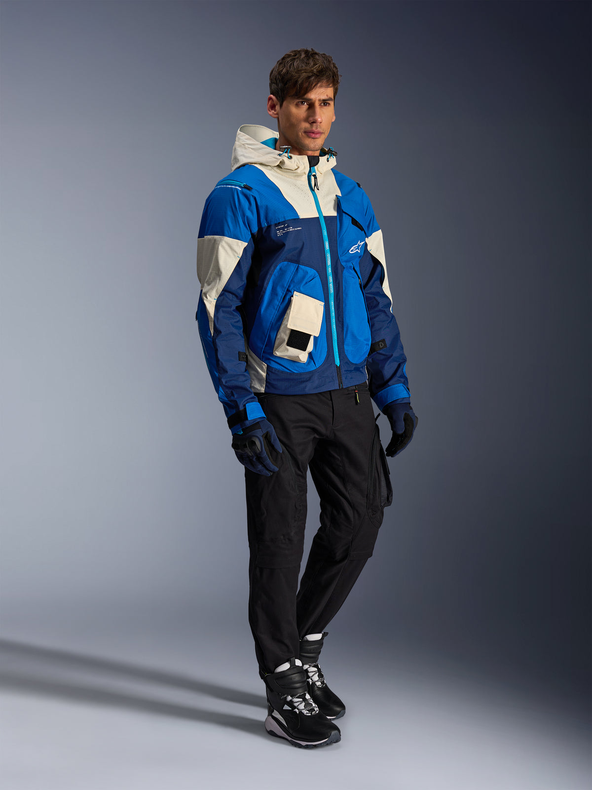 Alpinestars Mogress Air jakke, urban motorcykeljakke til herrer i blå og creme tekstil, med hætte og utility-lommer.