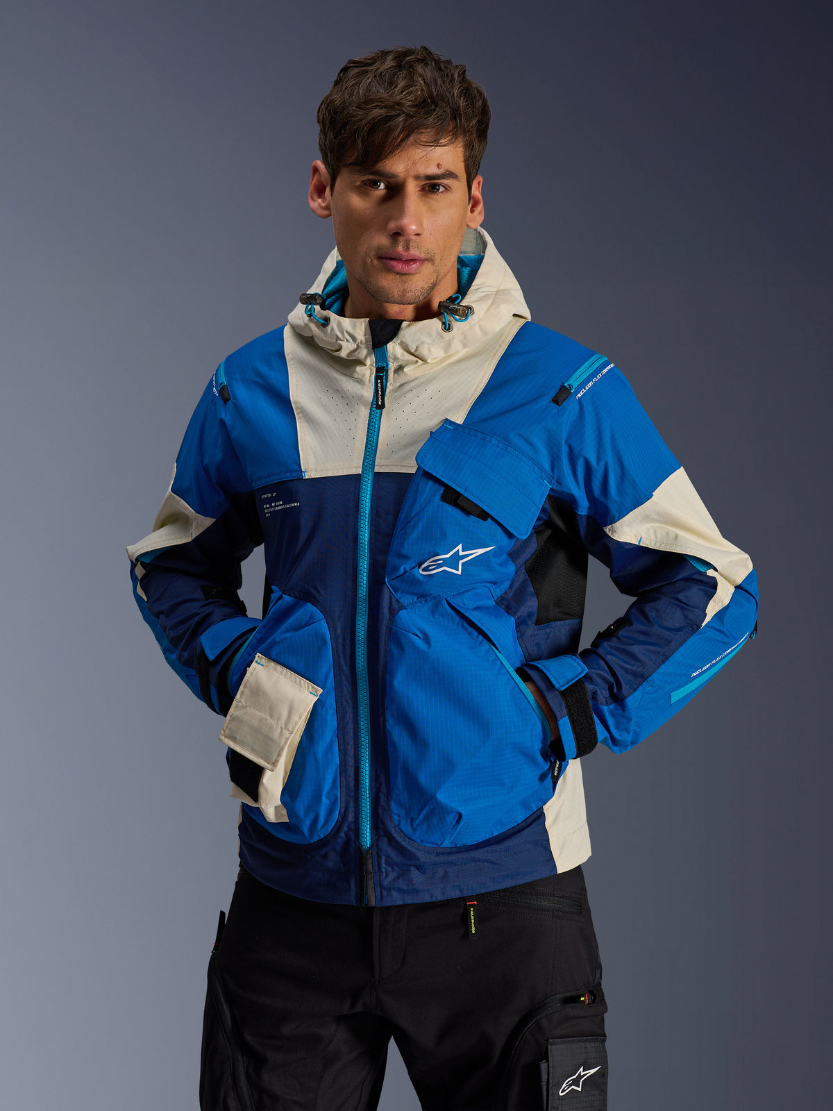 Alpinestars Mogress Air Jakke, blå og navy urban motorcykeljakke til mænd, teknisk ripstop-materiale med utility-lommer.