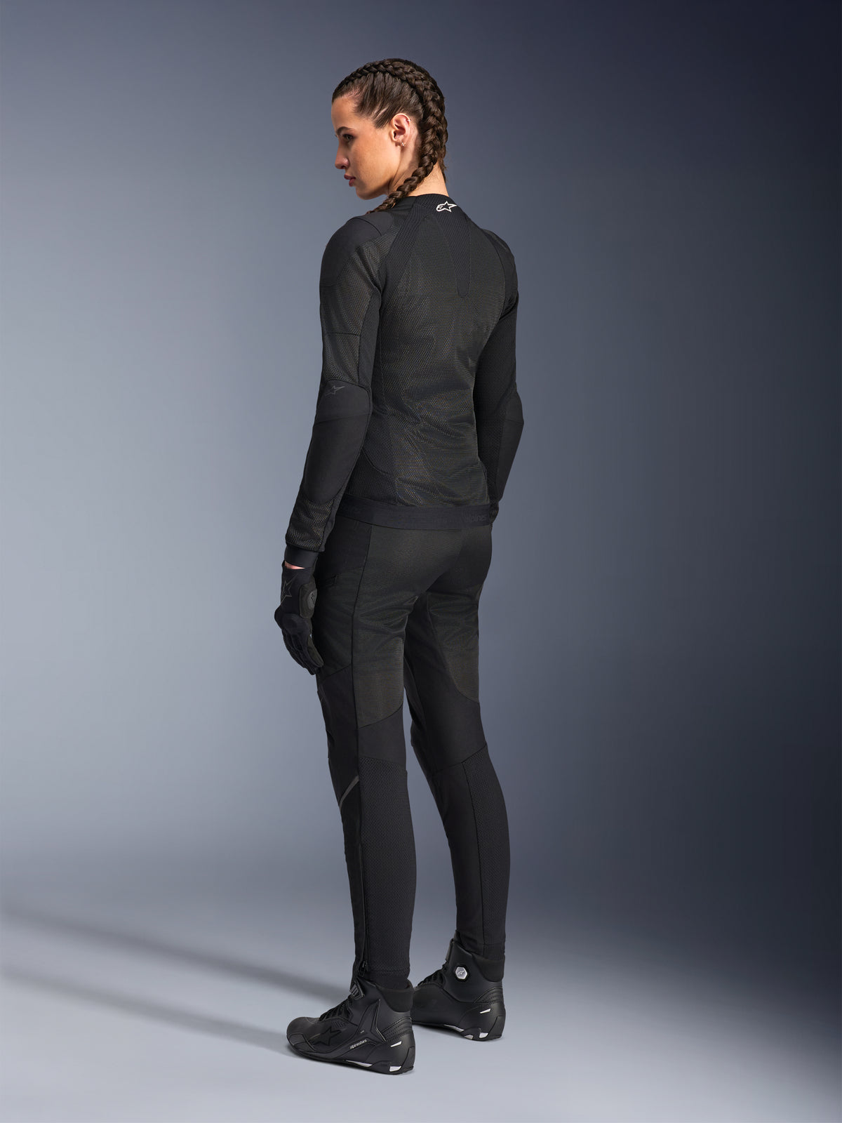 Alpinestars Woman Stella Troop-Air jakke, sort, set bagfra, båret med matchende sorte motorcykelbukser, handsker og støvler, slim-fit teknisk mesh-konstruktion til bykørsel