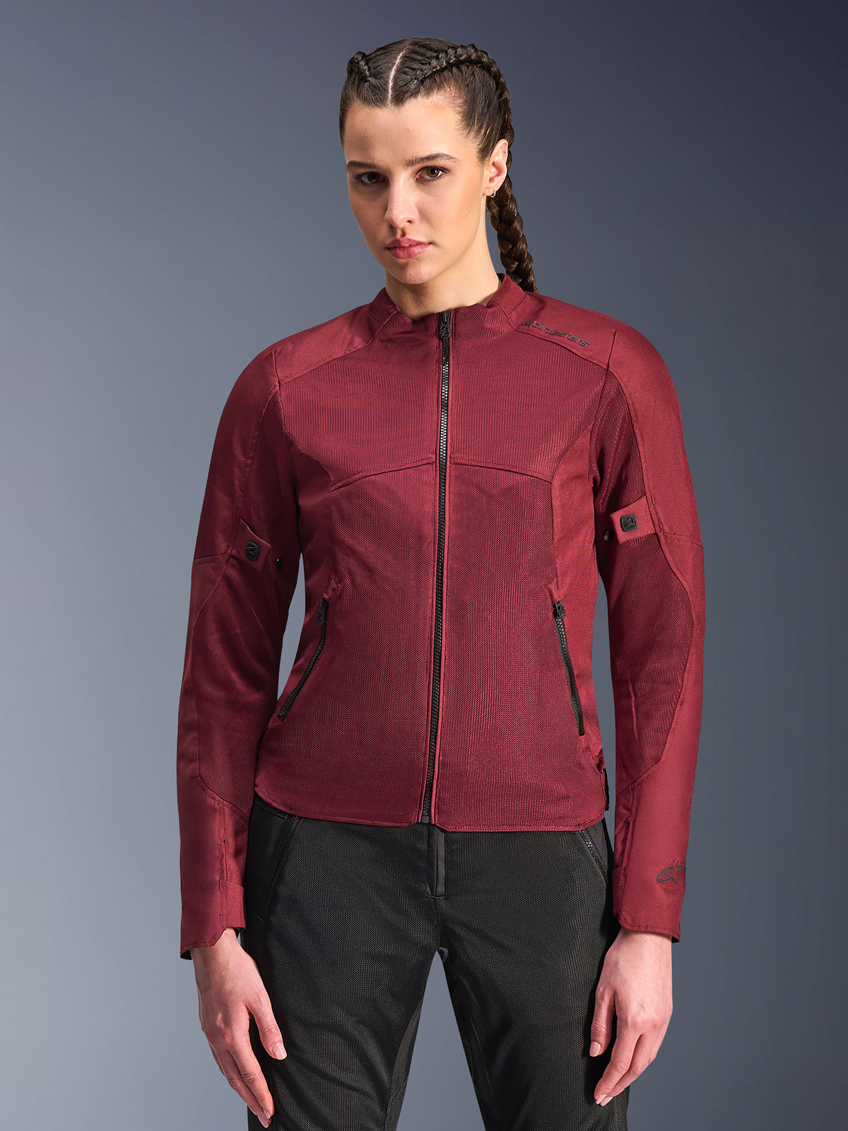 Alpinestars Stella C-1 Air-jakke, motorcykeljakke til damer, bordeauxrød, mesh-paneler for luftgennemstrømning, lynlås foran og på lommerne, figursyet sporty design, båret af en model med sorte motorcykelbukser