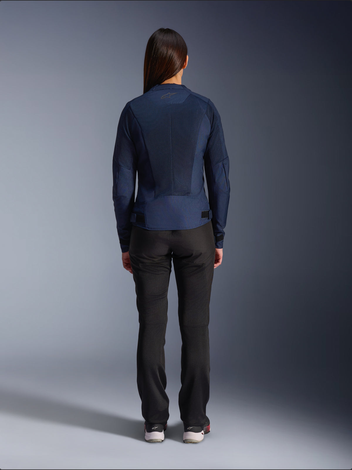Alpinestars Stella C-1 Air-jakke, tekstil-motorcykeljakke til damer, navyblå, set bagfra med omfattende mesh-paneler til ventilation og Alpinestars-logo på nakken, kombineret med sorte kørebukser for et moderne urbant look