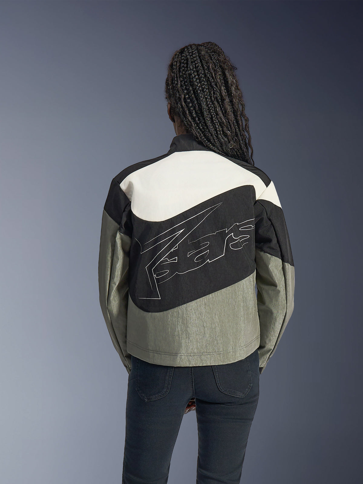 Alpinestars Stella Moshell jakke, urban dame-motorcykeljakke i grå og sort med hvid logo-grafik på ryggen, set bagfra.