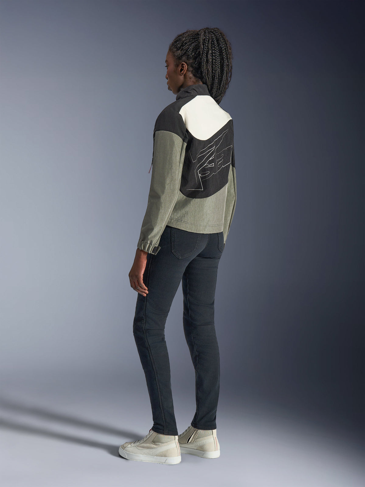 Alpinestars Stella Moshell jakke, urban motorcykeljakke i grå og sort tekstil til damer, set bagfra med ryg-grafik.