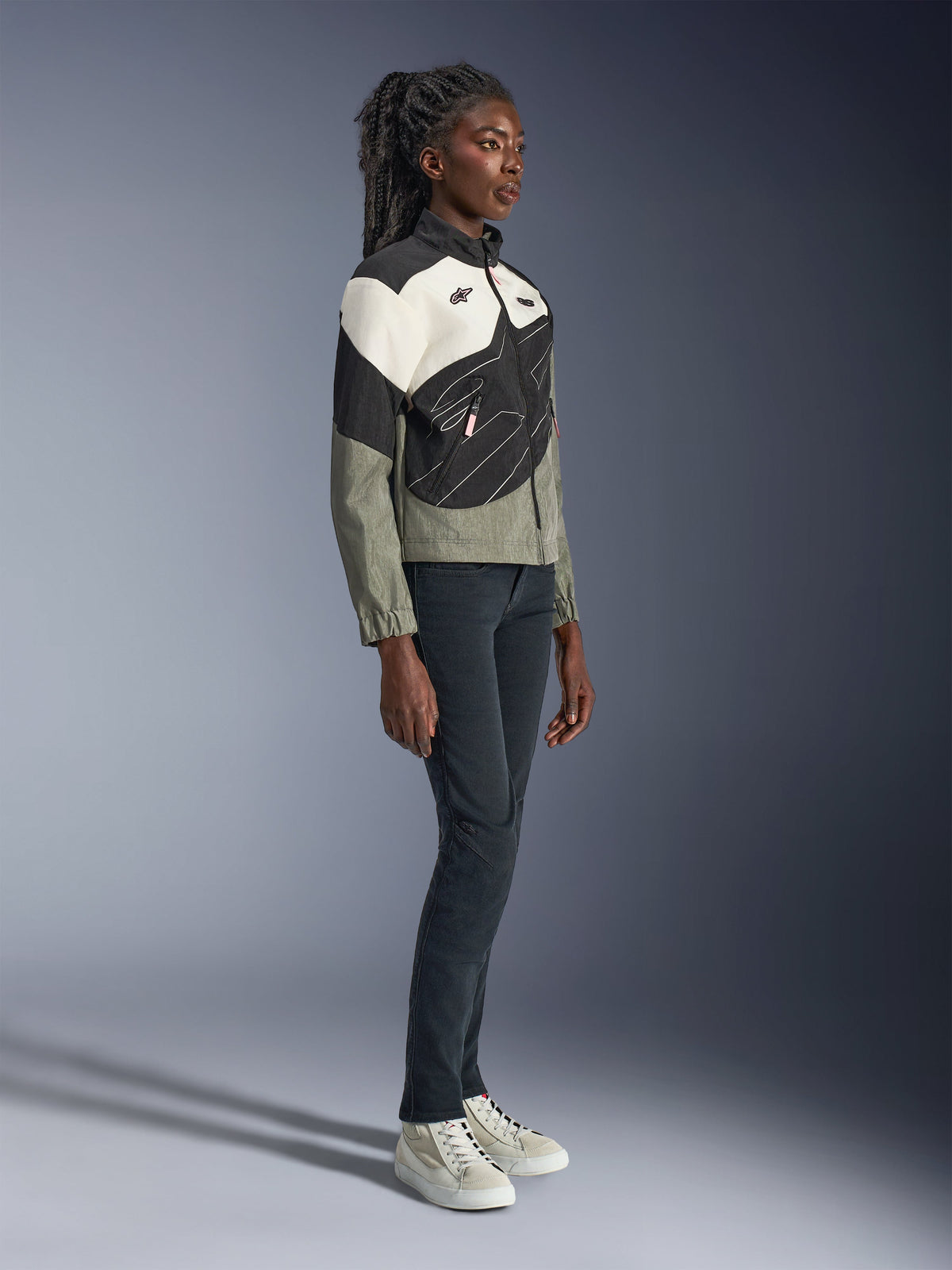 Alpinestars Stella Moshell Jakke, vindtæt urban damemotorcykeljakke, grå og sort, genanvendt polyamid, på en model.