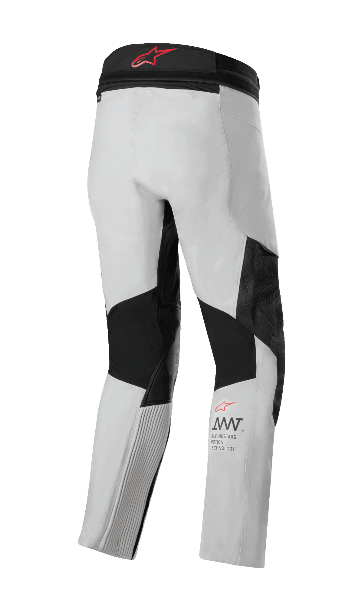 Alpinestars AMT 7 Air bukser, motorcykelbukser, Tan og Dark Shadow, set bagfra med sorte strækpaneler og ventilationsindsatser, rødt logo på linningen og AMT-branding på underbenet, teknisk adventure touring-udstyr