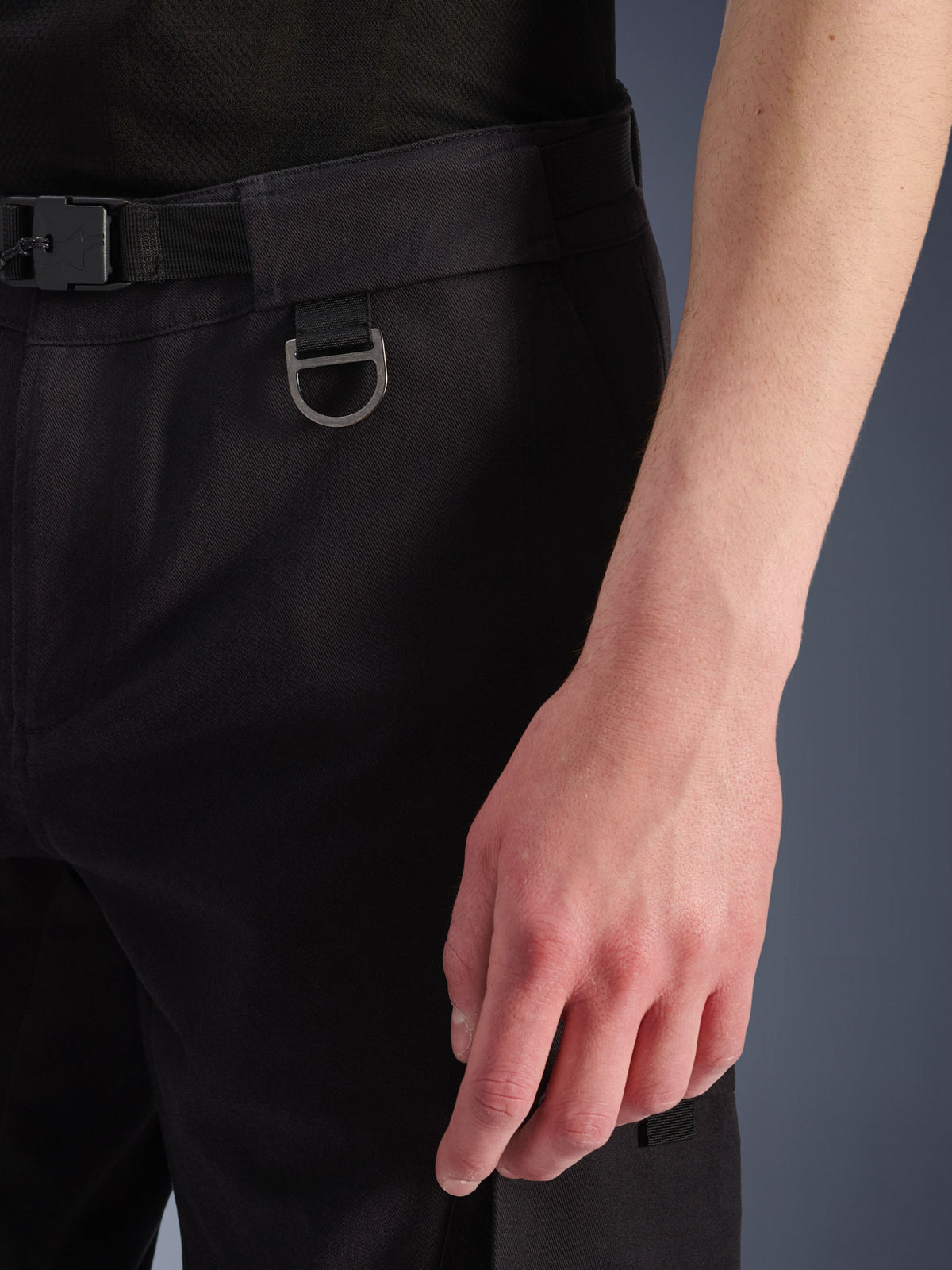 Alpinestars Flex-AST Cargo bukser - Short, sort, nærbillede af taljeområdet, der viser det integrerede bælte med spænde, metal D-ringsdetalje og slidstærk tekstilkonstruktion.