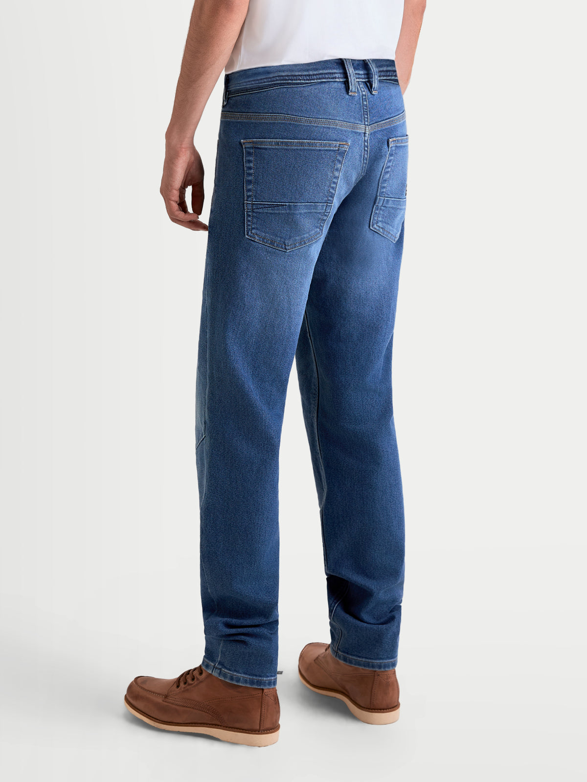 Alpinestars Flex Ast 7 Denim buks, herre-motorcykeljeans i lyseblå, set bagfra med enkeltlags teknisk denimkonstruktion og klassisk lommedesign båret af model