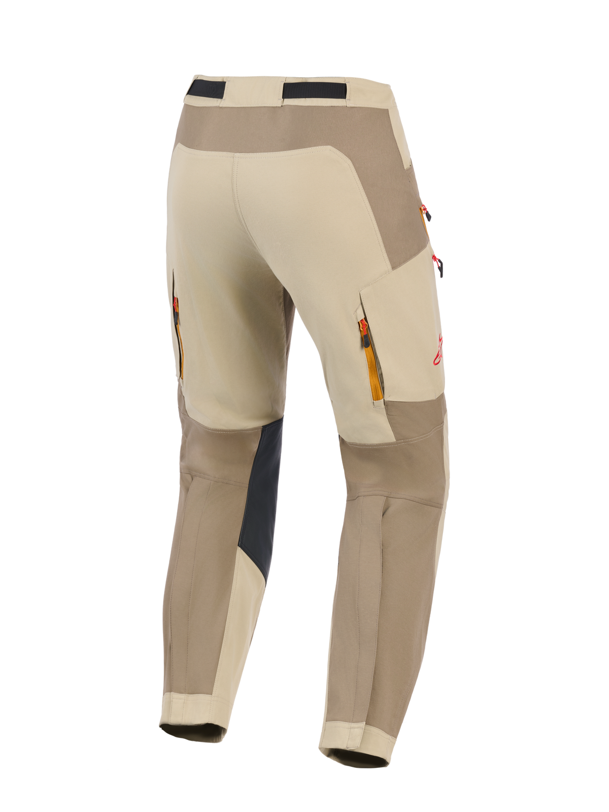 Alpinestars Maxdura Dual bukser, Walnut Aluminum, adventure-motorcykelbukser set bagfra i beige og brun, med sorte forstærkede indvendige knæpaneler, bagudrettede udluftningsåbninger med lynlås, rød logodetalje og slidstærk konstruktion i stretch-polyamid til dual-sport kørsel