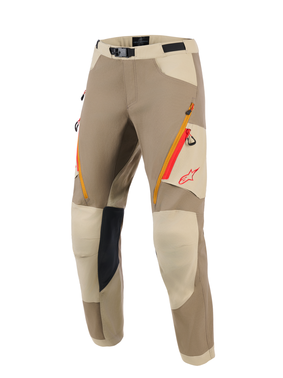 Alpinestars Maxdura Dual bukser, adventure motorcykelbukser, Walnut og Aluminum beige farvevariant, med orange og røde lynlåslommer på lårene, lys beige forstærkede knæpaneler med sort indvendigt greb og rødt Alpinestars-logo, designet til dual-sport kørsel