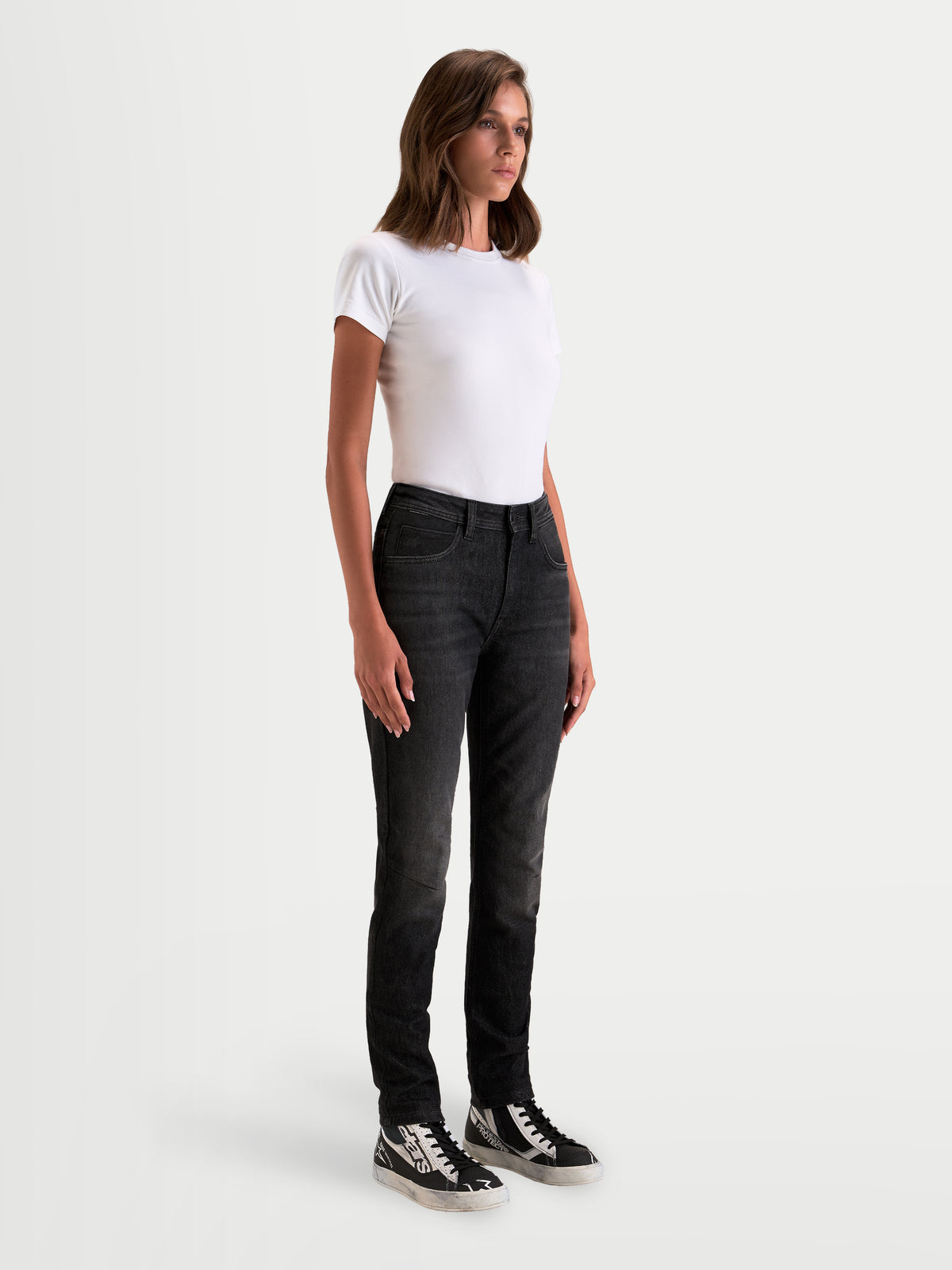 Alpinestars Stella Flex Ast 5 Denim Bukser Short, dame-motorcykeljeans i sort vasket finish med side-front-visning båret af model