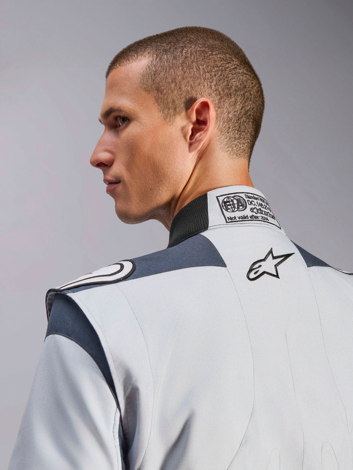 Alpinestars GP Pro Comp V2 FIA køredragt, herre, sølv og grå, med FIA-certificeringslabel og broderet logo, racing.