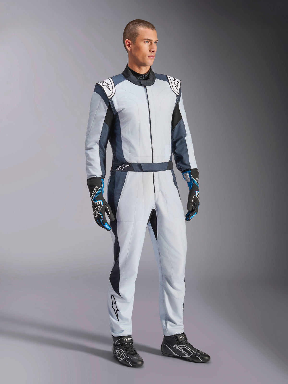 Alpinestars GP Pro Comp V2 FIA køredragt, herre-autokøredragt i sølv og sort aramid til professionel kørsel.