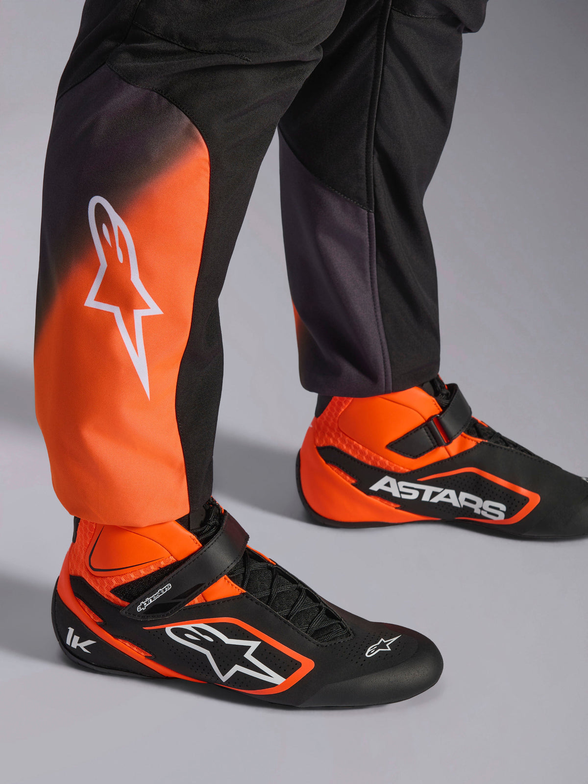 Alpinestars KMX-5 V3 køredragt, kartingdragt til herrer, sort og orange fluo, FIA 8877-2022 klasse 1 certificeret, med køresko.