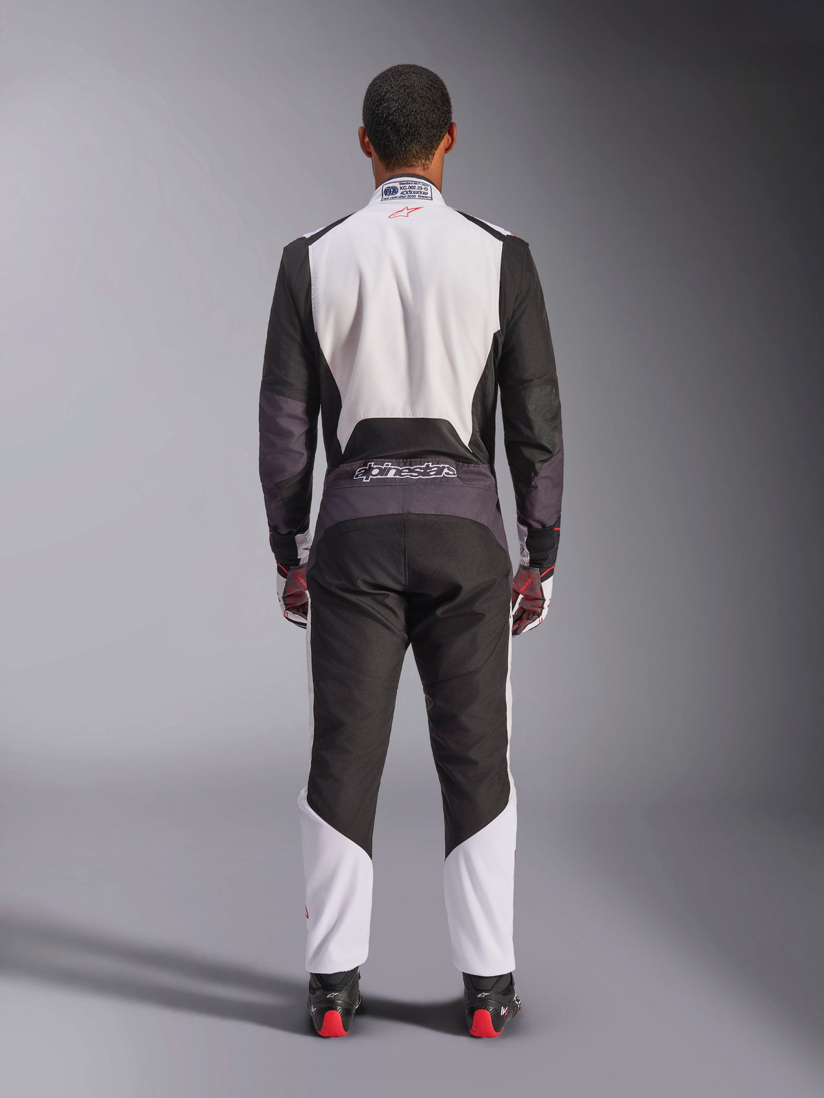 Alpinestars KMX-5 V3 Suit, kartingdragt, hvid, sort og klar rød, set bagfra, køreheldragt i ét stykke med åndbare mesh-paneler og Alpinestars-logo i taljen, bæres med matchende kørehandsker og støvler