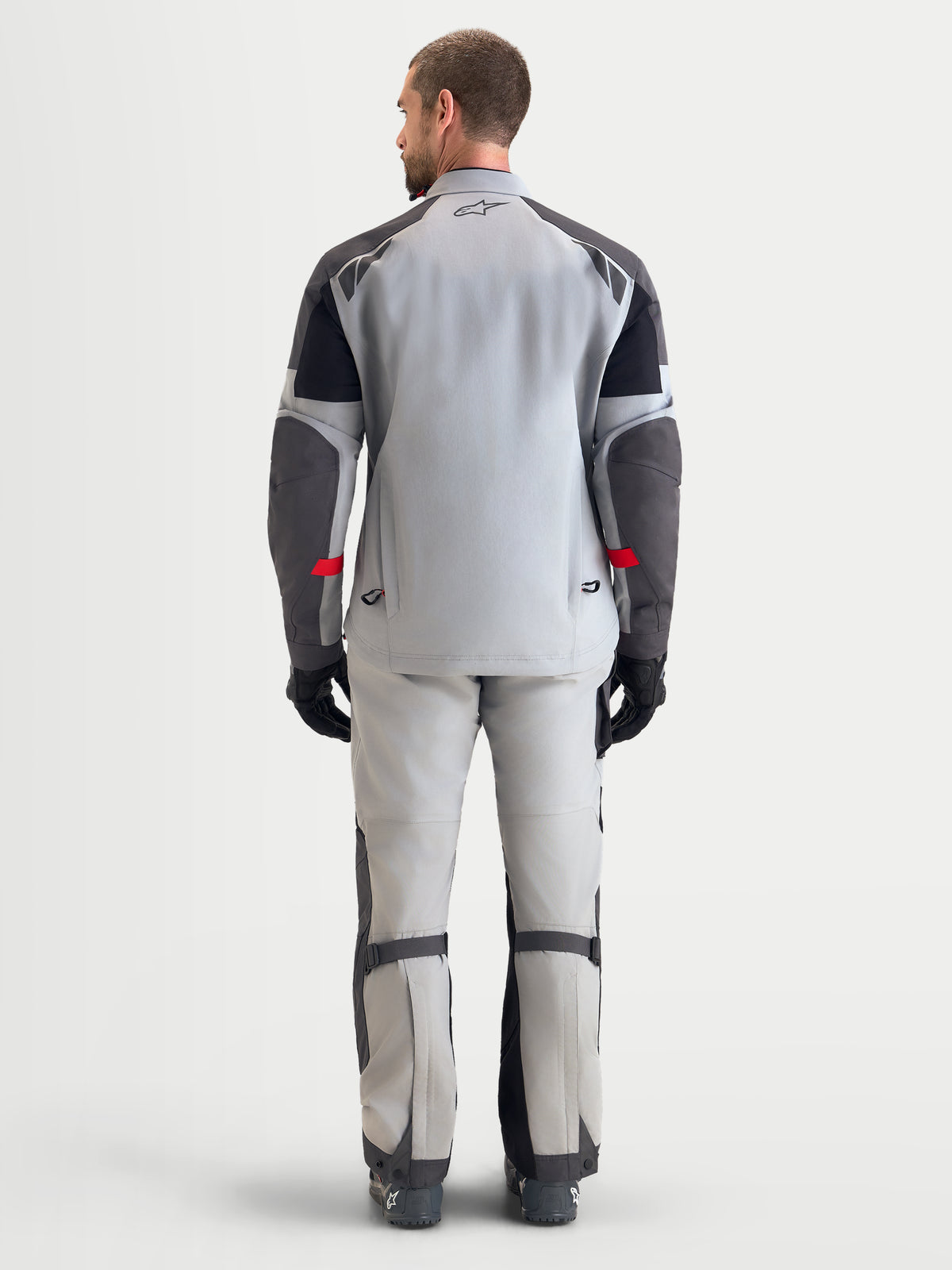 Alpinestars Arenis Gore-Tex gear set, herre adventure-motorcykeludstyr i lys grå og mørk grå, set bagfra på en model der viser vandtæt GORE-TEX tekstilkonstruktion og ergonomisk pasform