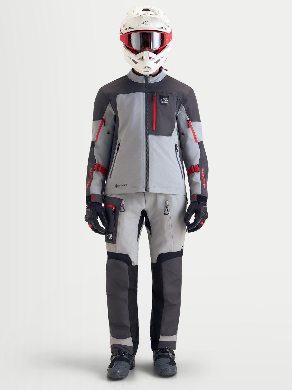 Alpinestars Arenis Gore-Tex® udstyrssæt, herre adventure-motorcykeljakke og -bukser i grå, mørkegrå og rød, set forfra på model iført matchende gear og hjelm, vandtæt alt-terræn-køretøj