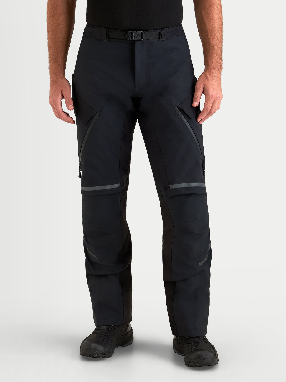 Alpinestars ST-7 V2 2L Gore-Tex bukser, sorte herre adventure-motorcykelbukser, frontvisning af model iført vandtæt tekstiludstyr med CE-certificeret beskyttelse
