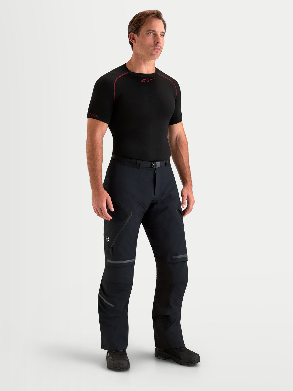 Alpinestars St 7 V 2 2 L Gore Tex Bukser Short, herre adventure-motorcykelbukser i sort, vist i fuld længde på en model iført vandtæt tekstiludstyr