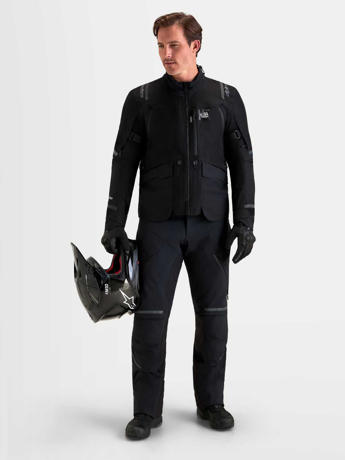 Alpinestars ST-7 V2 2L Gore-Tex bukser, herre adventure-motorcykelbukser i sort, frontvisning af mandlig model iført matchende udstyr og med en hjelm