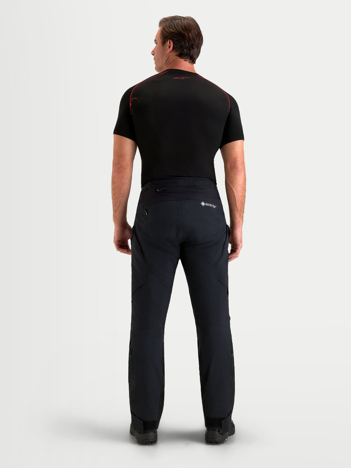 Alpinestars St 7 V 2 2 L Gore Tex Bukser Short, herre adventure-motorcykelbukser, sort set bagfra der viser vandtæt GORE-TEX-konstruktion og matchende mørk overdel