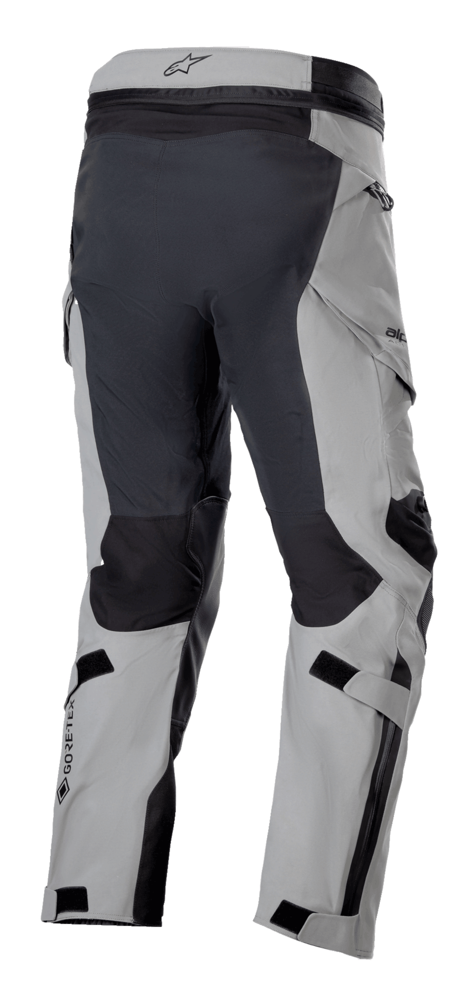 Alpinestars Boulder 3L GORE-TEX bukser, adventure motorcykelbukser, mørkegrå og sort, set bagfra i trekvart profil med forstærket sæde og inderside af benene, lysegrå paneler, GORE-TEX logo på læggen og ergonomiske cargolommer.