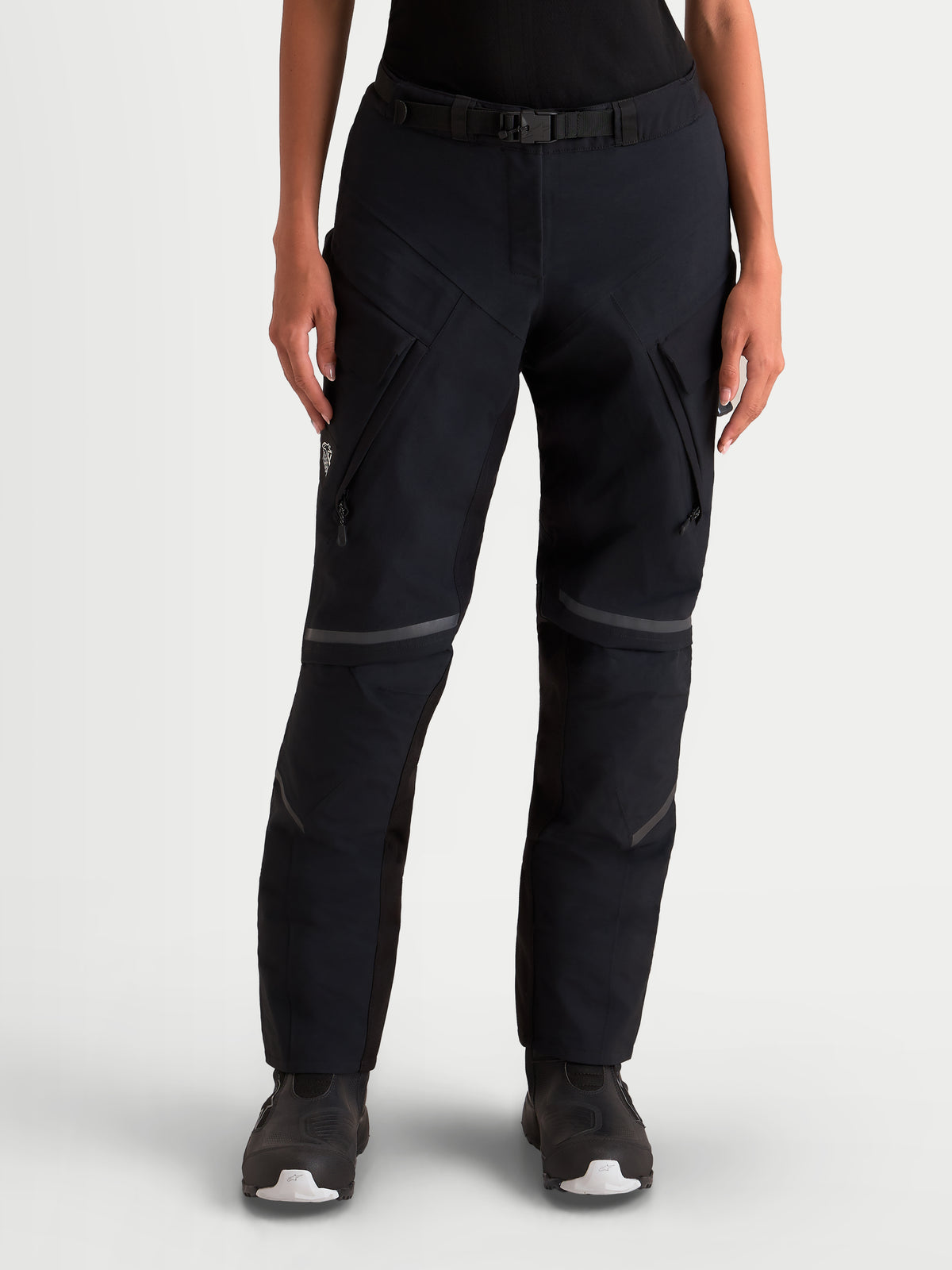 Alpinestars Stella St-7 V2 2L Gore-Tex bukser short, sorte dame-adventuremotorcykelbukser, frontvisning af model iført vandtæt tekstiludstyr med cargolommer og magnetisk taljespænde