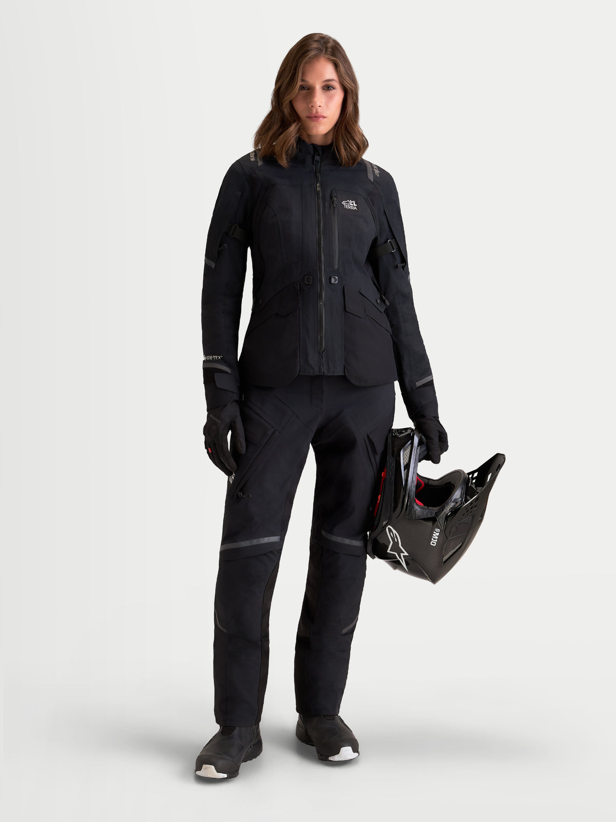 Alpinestars Stella ST-7 V2 Gore-Tex bukser, dame adventure-motorcykelbukser i sort, frontvisning af model iført matchende udstyr og med en hjelm