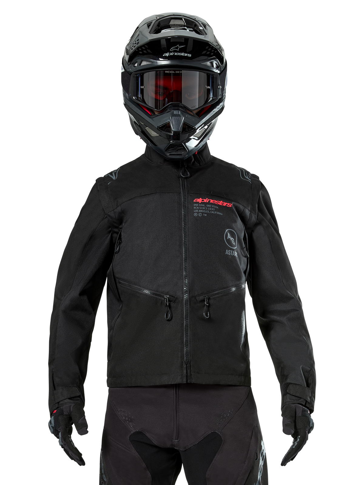Alpinestars Pro-Dura jakke, sort off-road motorcykeljakke, set forfra båret af en kører med matchende sort hjelm og goggles, med rødt Alpinestars-logo, brystlommer med lynlås og holdbar tekstilkonstruktion til enduro-kørsel.