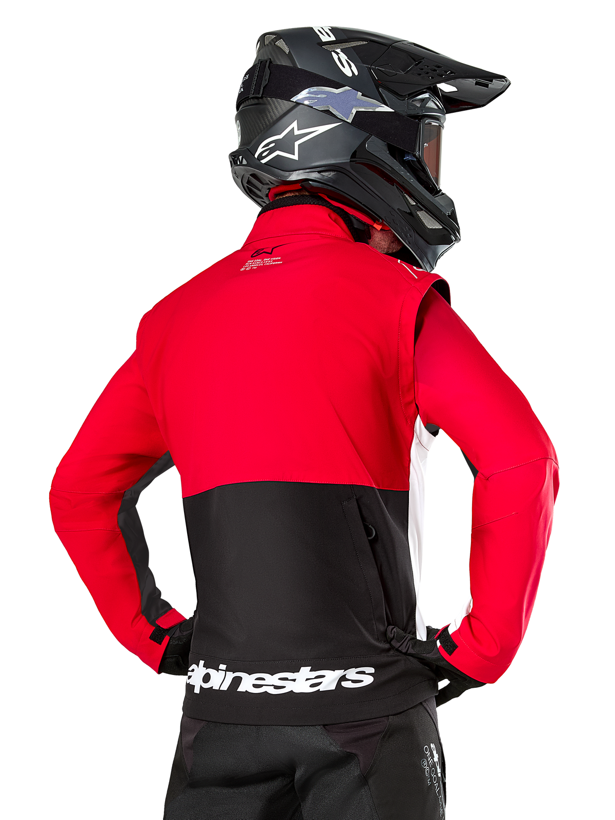 Alpinestars Pro-Dura jakke, off-road endurojakke, rød og sort med hvidt Alpinestars-logo på den nederste kant bagpå, set bagfra på en kører med en sort motocrosshjelm, rally-inspireret design til aggressiv trailkørsel